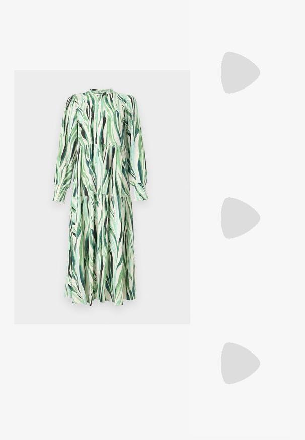 Robe midi à manches longues avec jupe à volants, motif abstrait de feuilles en vert et noir, col montant et poignets froncés sur fond blanc.; Botte en cuir marron hauteur genou avec un bout rond et un talon empilé. Présente une texture lisse et des coutures latérales.; Sac hobo en cuir vert au design décontracté, avec une poignée incurvée et une texture lisse. Ne contient aucun matériel ou accent visible.; Deux paires de Boucles d'oreilles créoles géométriques dorées sur une surface blanche unie, une paire carrée et pleine, une paire rectangulaire et creuse.