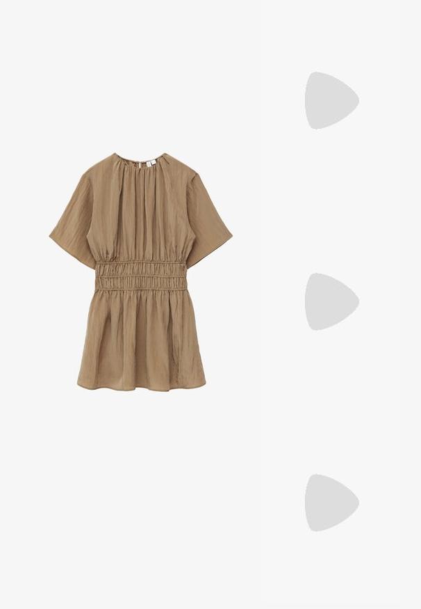 Robe courte à manches courtes marron avec taille froncée, col rond et jupe ample et fluide.; Sandale à talon marron Calvin Klein suspendue au-dessus d'un sol extérieur en dalles de bois et gravier avec un arrière-plan flou de verdure et de pierres.; Sac à bandoulière en cuir marron de forme rectangulaire arrondie, rabat asymétrique, fermoir circulaire argenté et deux fines bretelles.; Deux boucles d'oreilles en forme de cerceau en or brillant, avec un design courbé, présentant des accents orange près de la tige, sur fond blanc uni.