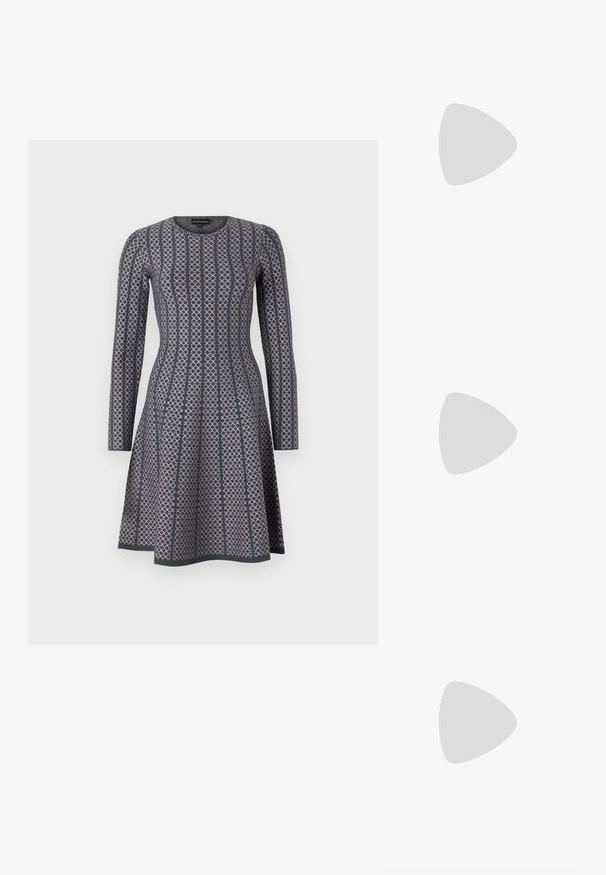 Langärmliges Kleid in Dunkelgrau mit geometrischem Muster in Hellgrau, runder Halslinie und ausgestellt Rock. Glatte Textur.; Schwarzer Lederschuh mit hohem Absatz, spitz zulaufender Zehenpartie und metallischer silberner Spitze. Verfügt über eine glatte Oberfläche und einen schlanken 10 cm hohen Absatz.; Schwarze, halbmondförmige Lederschultertasche mit verstellbarem Riemen und kleinem weißen Logo vorne vor hellem Hintergrund.; Paar mittelgroße polierte goldene Creolen mit dünnen Drahtverschlüssen vor schlicht weißem Hintergrund.