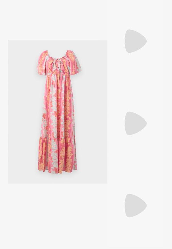Robe maxi rose avec des manches bouffantes, un décolleté avec lien à l'avant, et un motif floral jaune et bleu clair.; Baskets en daim beige avec accents en cuir blanc, présentant trois rayures blanches, un logo doré et une semelle en caoutchouc épaisse et translucide.; Sac à main en cuir rose avec une forme incurvée, une seule bandoulière réglable et une fermeture éclair sur le dessus. Fini texturé avec des plis visibles.; Boucles d'oreilles en argent avec une finition polie, présentant une forme circulaire et une fermeture à charnière. Texture lisse avec un minimum de détails.