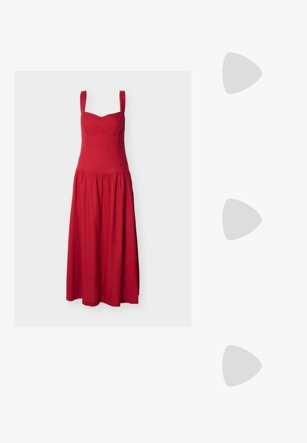 Robe midi rouge avec larges bretelles, corsage ajusté et jupe froncée sur un fond blanc uni.; Escarpin slingback à talon haut, rouge foncé brillant avec bout pointu, présenté sur une surface en cuir argenté capitonné et brillant.; Sac à main en cuir tressé marron foncé avec poignée courbée, garniture blanche, fermeture éclair argentée et bandoulière large en tissu amovible sur fond uni.; Boucles d’oreilles créoles en forme d’étoile argentée avec une finition lisse et polie sur un fond blanc uni.