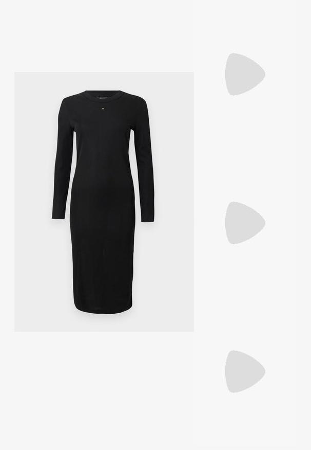 Robe midi noire à manches longues avec col rond et petit logo doré "AX" centré sous l'encolure, silouhette ajustée.; Pompe à talon haut en cuir noir avec bout pointu ; présente une accentuation métallique dorée sur le capuchon. Surface lisse avec un design épuré.; Sac à bandoulière en cuir noir Michael Kors avec fermeture éclair supérieure, poche avant zippée en diagonale, poche à rabat avec bouton-pression et détail en chaîne argentée.; Paire de boucles d'oreilles en métal argenté en forme de lettre M angulaire avec des tiges arrondies sur fond blanc.