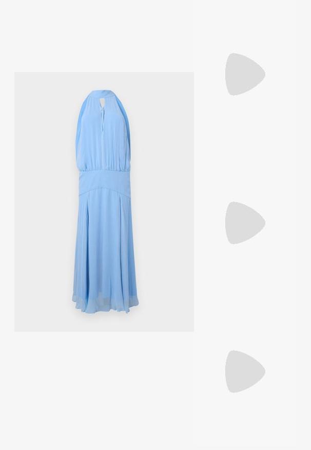 Φόρεμα μάξι σε ανοιχτό γαλάζιο, με halter neck, σμιλευμένο μπούστο με πιέτες, ντεκολτέ με άνοιγμα δέσιμο σε φιόγκο, εφαρμοστή μέση και αέρινη φούστα με πιέτες.; Μαύρο σανδάλι με ψηλό τακούνι, στενό λουράκι στον αστράγαλο, τετράγωνη μύτη, υλικό από λείο δέρμα και μεταλλικό διακοσμητικό πόρπη.; Τσαντάκι φάκελος από κρεμ ύφασμα με πτυχώσεις, ασημένιο μεταλλικό πλαίσιο, δύο διακοσμητικές μπάλες και ασημένια αλυσίδα ιμάντα.; Ασημένια σκουλαρίκια με λεία, στρογγυλά, ανακλαστικά επιφάνειες που κρέμονται από γάντζους. Το φόντο είναι λευκό.