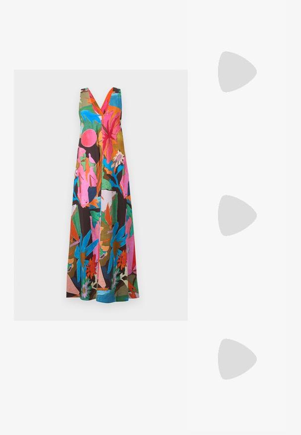 Robe longue sans manches avec un profond décolleté en V, présentant un imprimé floral abstrait et vibrant dans des tons roses, bleus, orange, verts et bruns.; Mule beige à bout ouvert avec un petit talon aiguille bas et une lanière décorative circulaire tissée sur le devant.; Sac cabas en paille tissée avec des anses tressées jaunes et beige, décoré d'un patch banane et d'un petit motif poisson encadré à l'avant.; Paire de boucles d’oreilles créoles dorées avec un design torsadé et sculpté, l’une debout et l’autre couchée à plat sur un fond blanc.