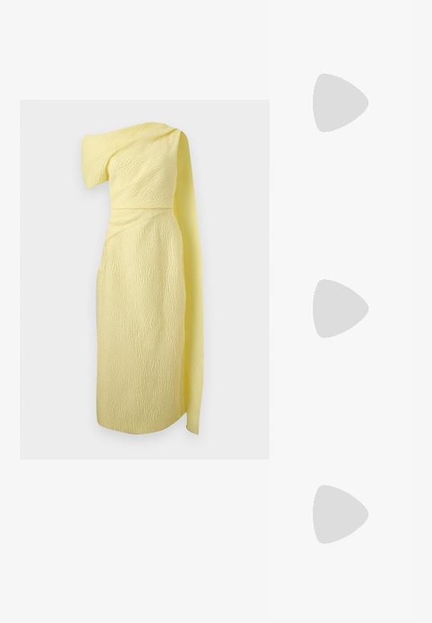 Robe texturée jaune pâle à une épaule avec un tissu drapé s’étendant de l’épaule jusqu’à l’ourlet longueur mollet.; Escarpins noirs en cuir verni avec un bout pointu, sangle ajustable à la cheville et un talon bloc modéré. Texture lisse avec finition brillante.; Pochette en cuir souple beige avec cadre structuré et détail plissé à l'avant, équipée d'une fine bandoulière pour poignet et d'une fermeture éclair dorée.; Boucles d'oreilles en argent en forme de cerceau, avec une surface métallique lisse et un design ouvert au centre, reflétant la lumière.