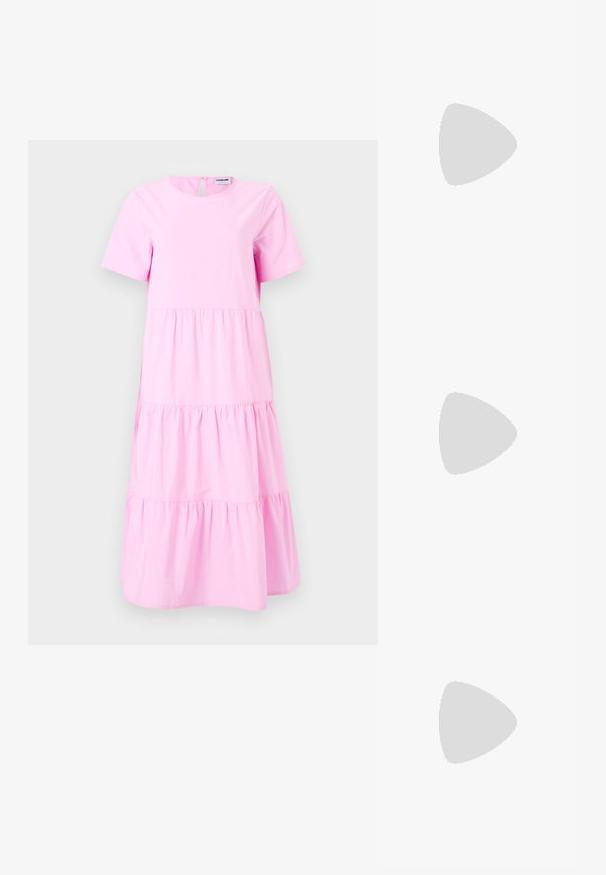 Ružové bavlnené šaty s krátkymi rukávmi, okrúhlym výstrihom, vrstveným dizajnom a detailom v tvare kľúčovej dierky na zadnej strane. Hladká štruktúra s ľahkým vzhľadom.; Čierna otvorená mule s blokovým podpätkom a štvorcovou špičkou, značkovaná "EVEN&ODD", položená na šedom chodníku pri obloženej stene.; Bordová kabelka vyrobená z lesklého materiálu, obdĺžnikový tvar, s dvoma ramennými popruhmi a jemnými zakrivenými akcentmi na prednej strane.; Zlaté kruhové náušnice s hladkým, lešteným povrchom. Majú kruhový tvar a bezpečné zapínanie na vrchu. Povrch odráža svetlo.