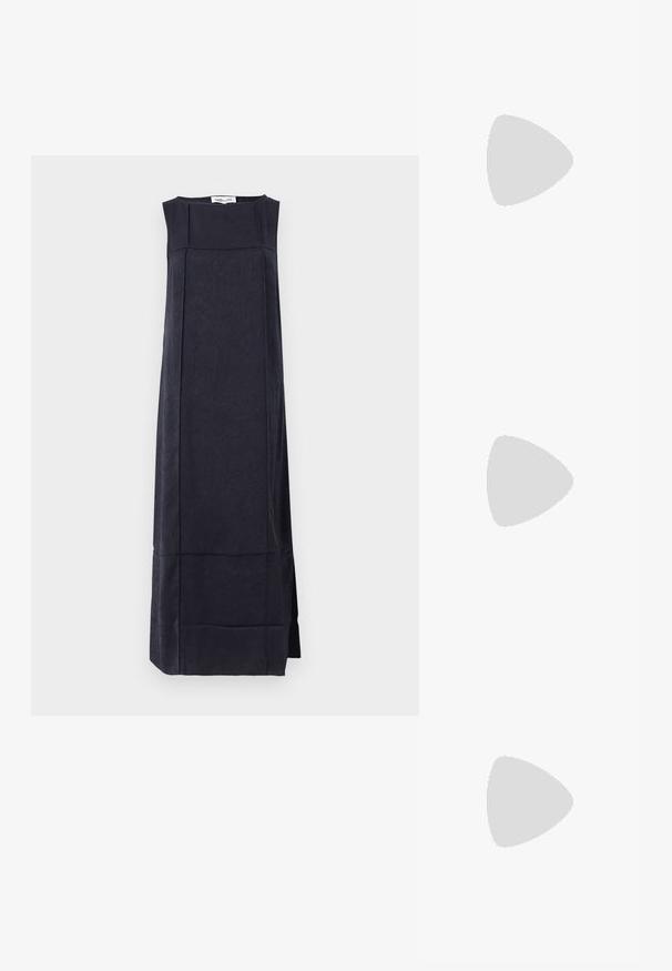 Robe sans manches bleu marine à silhouette droite, en tissu texturé avec des motifs subtils et une longueur au genou.; Mule à talon haut en cuir noir à bout ouvert avec un talon stiletto fin, vue de profil sur un fond uni.; Petit sac pochette en cuir bordeaux avec fermoir métallique argenté et bracelet sur fond blanc.; Clous d'oreilles en argent au design lisse et arrondi, présentant une surface réfléchissante et des courbes douces, offrant une apparence organique semblable à celle d'un galet.