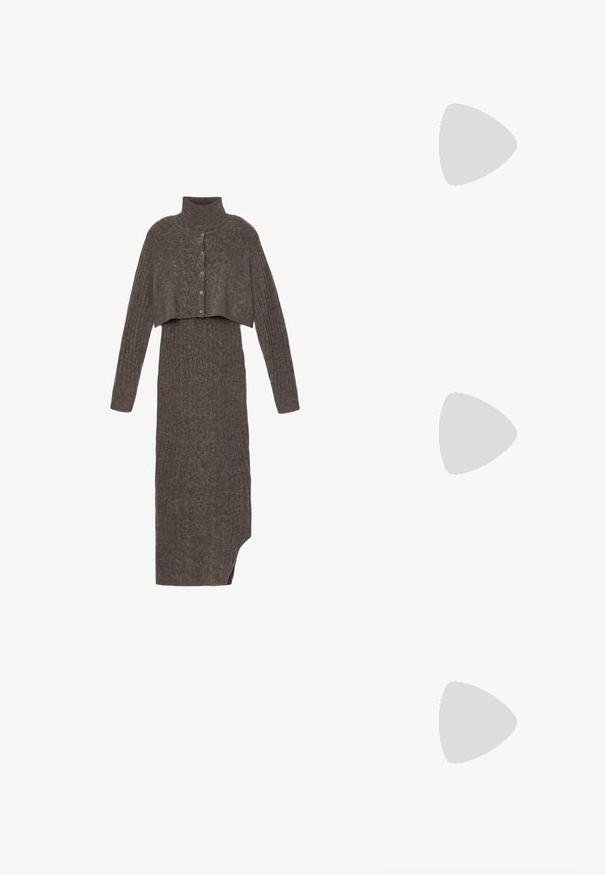 Robe en maille avec un col roulé et une couche supérieure courte de couleur gris foncé. Présente une texture côtelée et une fermeture à boutons sur le devant. Ourlet asymétrique.; Bottine en cuir noir avec bout pointu et petit talon, présentée devant un mur en blocs de verre et un sol poli.; Sac à main hobo en cuir noir avec une poignée supérieure incurvée, une couture centrale et un petit logo doré "C" dans le coin inférieur droit.; Boucles d'oreilles en argent en forme de rond, avec une finition lisse et polie. Éléments circulaires avec un petit fermoir pour la fermeture. Design minimaliste, léger.