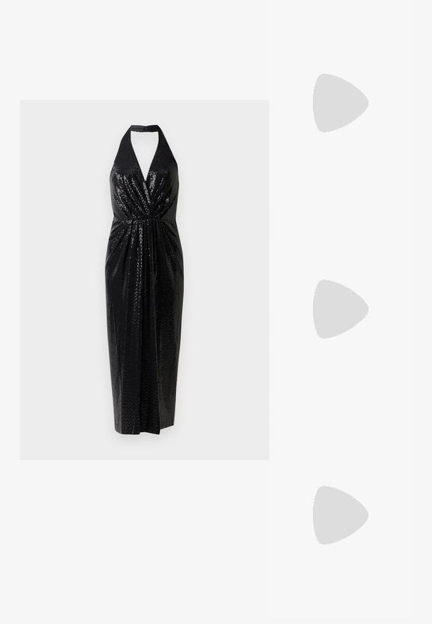 Zwarte halterjurk van sequin-stof, met een diepe V-hals, een geplooide taille en een aansluitende silhouet die tot halverwege de kuit valt.; Gouden metallic sandaal met hoge hak, voorzien van meerdere dunne bandjes over de tenen en een enkelbandje met gesp sluiting.; Kleine rechthoekige donkergrijze clutch versierd met heldere strass-steentjes in een uitstralend patroon en een zilveren kettingband.; Zilverkleurige oorbellen met meerdere heldere kristalgesteenten in druppel- en marquisevormen, met sluitingen met een leversysteem en ingewikkelde details.