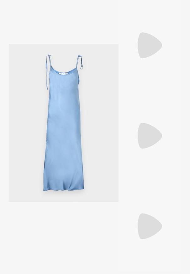 Robe nuisette en satin bleu clair avec des bretelles réglables à nouer sur les épaules, un décolleté en auge et une silhouette longue et droite.; Sandales à talons hauts beiges avec un bout pointu, comportant trois brides à l'avant et une fine bride à la cheville avec une boucle. Texture lisse, design minimaliste.; Sac à main en cuir blanc avec un design plissé, doté d'une bandoulière en chaîne dorée et d'une forme arrondie. Texture lisse avec des plis doux et sans motifs.; Bracelet ton or orné d'embellissements en forme d'étoiles et de perles rondes, souligné par des cristaux transparents, avec une fermeture détaillée et une finition lisse.