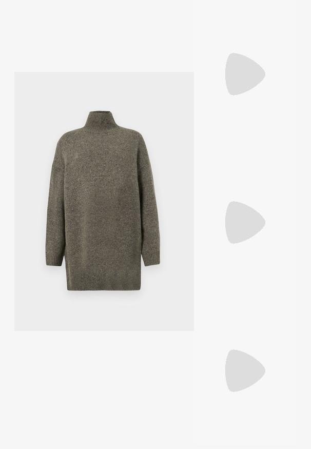 Pull en tricot vert foncé avec un col ribba haut, des manches longues et une coupe décontractée. Tissu texturé avec de subtiles variations.; Bottine en cuir vert olive avec un bout pointu et un talon carré de 4 cm ; texture lisse et design minimaliste avec une fermeture à glissière.; Sac à bandoulière en cuir marron foncé avec embossage crocodile, fermoir logo argenté et bandoulière réglable sur fond blanc.; Boucles d'oreilles en or en forme de d'anneaux lisses et courbés avec une finition polie. Équipées d'un mécanisme de fermeture et de légères indentations pour le détail.