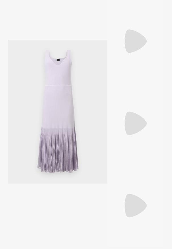 Robe en maille blanche sans manches avec col en V et jupe plissée lavande dégradée s'étendant du milieu de la cuisse jusqu'à la cheville.; Chaussure plate beige à bout pointu avec bride arrière, petit talon noir et finition en cuir lisse, vue de côté sur un fond uni.; Sac à main tissé beige avec fine bandoulière et petit logo doré "BOSS" à l'avant, présenté sur fond blanc uni.; Deux boucles d'oreilles en forme de cerceau en or brillant, avec un design courbé, présentant des accents orange près de la tige, sur fond blanc uni.