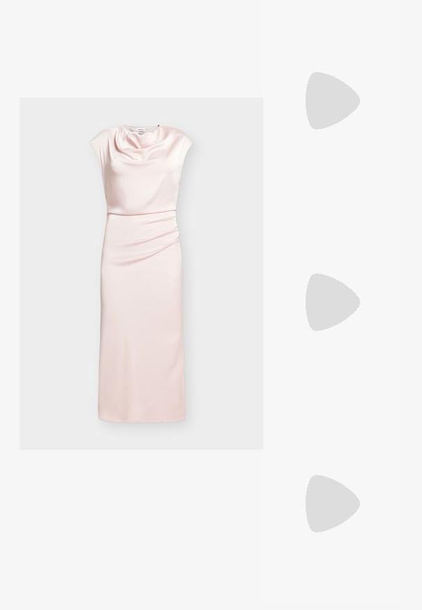 Robe midi rose clair sans manches en satin avec col bénitier drapé et détail froncé à la taille sur fond neutre.; Escarpin à talon haut en cuir verni de couleur bordeaux profond, avec un bout pointu, une silhouette élégante et un talon aiguille. Finition lisse et brillante.; Pochette en cuir souple couleur crème avec un design froncé et une fine bandoulière reposant à l’avant sur un fond uni.; Boucles d'oreilles en argent en forme de cœur, ornées de fils tombants de strass transparents pour plus d'éclat et de texture.