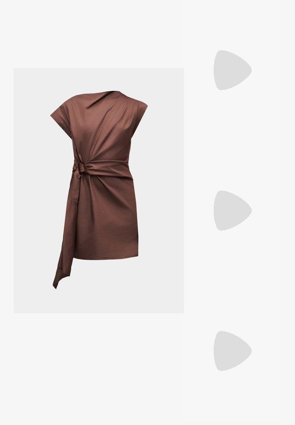 Robe marron sans manches avec une ceinture drapée cintrant la taille sur un fond gris clair uni.; Sandale pour femme en cuir noir avec fines lanières, une boucle d'orteil, une boucle à la cheville et un talon aiguille de hauteur moyenne sur un fond neutre.; Porte-monnaie en cuir noir avec texture froncée, cadre en métal argenté, fermeture à verrouillage kiss-lock et bandoulière en chaîne. Surface lisse et douce.; Paire de boucles d'oreilles en métal argenté avec un design en cage à fil ouvert et des formes ovales centrales lisses projetant des ombres courbes sur un fond blanc.
