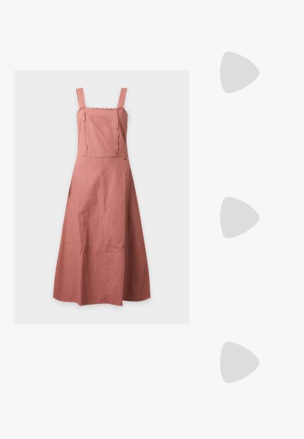 Robe midi rose poudré sans manches avec encolure carrée, bordure effilochée sur le corsage et jupe à ligne A, posée à plat sur fond blanc.; Sandale à enfiler en cuir marron avec un design ajouré sur un tapis beige texturé devant un canapé de couleur neutre.; Sac à main tressé de couleur crème, forme arrondie, poignée courte et fermoir décoratif doré suspendu au centre devant.; Boucles d'oreilles en métal argenté avec un design lisse et arrondi ressemblant à la forme d'une goutte d'eau, présentant une surface réfléchissante et une finition sans couture.