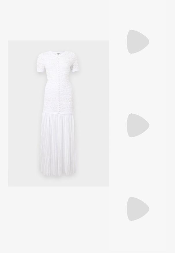 Robe maxi blanche à manches courtes avec fermeture à boutons à l'avant, broderie florale texturée sur le corsage, et détails de jupe plissée.; Escarpin slingback en cuir beige avec un bout pointu et un talon haut fin. Présente une découpe au talon et une finition lisse.; Pochette en cuir couleur crème avec un cadre supérieur structuré et une lanière pour poignet, présentée sur un fond clair uni.; Boucles d'oreilles en métal doré et argenté avec une base en disque rond et une pièce supérieure ovale, texture lisse et finition polie.