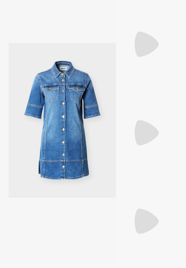 Φόρεμα πουκάμισο από denim σε ανοιχτό μπλε, με κοντά μανίκια, τέσσερις τσέπες μπροστά και κλείσιμο με ασημένια κουμπιά. Διακοσμητικό ράψιμο σε όλο το ύφασμα.; Ψηλό σκούρο καφέ δερμάτινο καουμπόικο μπότες με κεντημένα διακοσμητικά σχέδια, μυτερό μύτη και συσσωρευμένο τετράγωνο τακούνι.; Καφέ καβουροειδή ορθογώνια γυαλιά με διάφανους φακούς και κομψά μπράτσα, επιδεικνύοντας μια λεία υφή και μινιμαλιστικό σχεδιασμό.; Γυναίκα που φοράει μια μπλούζα με μαύρο-άσπρο μοτίβο κρατάει μια γυαλιστερή κόκκινη τσάντα ώμου σε απλό φόντο.