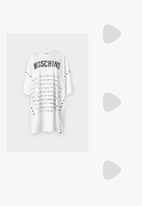 T-shirt blanc oversize avec des inscriptions noires, portant le mot "MOSCHINO" en gras. Comprend des accents de points noirs le long des manches et des coutures latérales.; Chaussure noire à bout pointu, bride arrière, talon haut stiletto fin avec le texte "LOVE MOSCHINO" sur la lanière et le bord.; Sac bandoulière matelassé noir avec bandoulière chaîne dorée et grand logo doré "LOVE MOSCHINO" sur le devant.; Barrette en métal doré ornée du logo script "Moschino". Finition lisse, forme rectangulaire, avec une texture brillante.