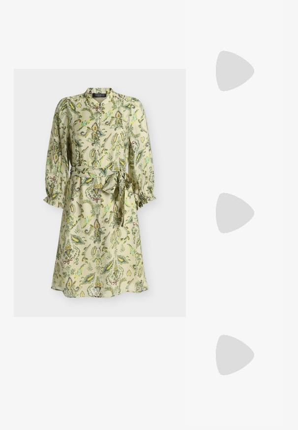 Φόρεμα ανοιχτό μπεζ με floral σχέδιο, μακριά φουσκωτά μανίκια, κουμπιά μπροστά, μανταρινένιο γιακά και ζώνη που δένεται στη μέση.; Σκούρο καφέ δερμάτινο μποτάκι αστραγάλου με μυτερή μύτη και λεπτό ψηλό τακούνι σε απλό φωτεινό φόντο.; Σκούρο καφέ τσάντα με ανάγλυφη υφή κροκοδείλου, χρυσό καμπυλωτό χερούλι και αποσπώμενο ιμάντα ώμου σε λευκό φόντο.; Ασημένια γλυπτικά σκουλαρίκια με λείες, καμπύλες μορφές και ανακλαστικές επιφάνειες. Διακρίνονται για το κλειστό σχέδιο του κρίκου και την ιδιαίτερη οργανική τους μορφή.