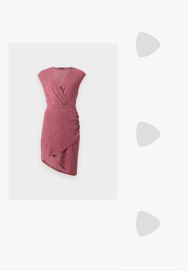 Frambooskleurige jurk met een textuurafwerking, voorzien van een wikkeldesign, kapmouwen en een zijdelingse ruching met een asymmetrische zoom.; Zwarte leren sandalen met hak en vierkante neus, enkelband met een gouden gesp en een slanke metalen hak. Soepele textuur, minimalistisch ontwerp.; Romige Calvin Klein leren schoudertas met gebogen bovenrand, zilveren rits en donkerbruine verstelbare riem.; Zilveren druppeloorbellen met gladde, ronde, reflecterende oppervlakken die hangen aan klapring-sluitingen. Achtergrond is puur wit.
