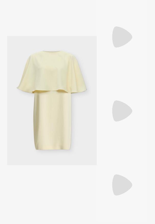 Robe crème mi-longue avec une cape ample qui s'étend sur les épaules et le haut des bras, avec un col rond.; Sandale blanche à talons hauts avec bride cheville, bout ouvert, semelle intérieure rembourrée et talon bloc sur fond neutre.; Pochette en satin crème avec broderie de perles et fleurs sur le rabat, et une fine chaîne dorée sur fond blanc.; Boucles d'oreilles en métal argenté avec un design ondulé et sculptural, présentant une finition polie et des formes irrégulières, mettant en valeur une esthétique contemporaine.