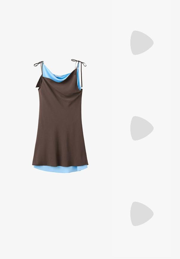Robe marron sans manches avec doublure bleu clair et bretelles réglables à nouer sur fond blanc.; Sandale plate marron foncé avec trois larges brides en cuir croisées et une semelle fine.; Lunettes de soleil ovales en écaille avec des verres teintés marron et des branches fines reposant sur une surface blanche.; Petit sac à main crème avec plus de 50 boutons blancs de tailles variées couvrant le devant et la poignée sur un fond blanc uni.