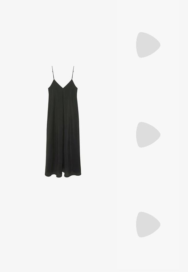Robe midi noire sans manches avec fines bretelles ajustables et une couture frontale au centre, suspendue sur fond blanc.; Sandale noire à brides fines avec boucle fine à la cheville, boucle pour l’orteil et talon kitten fin de hauteur moyenne sur fond blanc.; Lunettes de soleil noires avec des montures ovales, des verres teintés foncés et "vogue" imprimé en blanc sur les branches extérieures. Matériau en plastique lisse.; Sac à main tissé noir avec une poignée tressée unique et un corps rectangulaire large et souple sur fond blanc.
