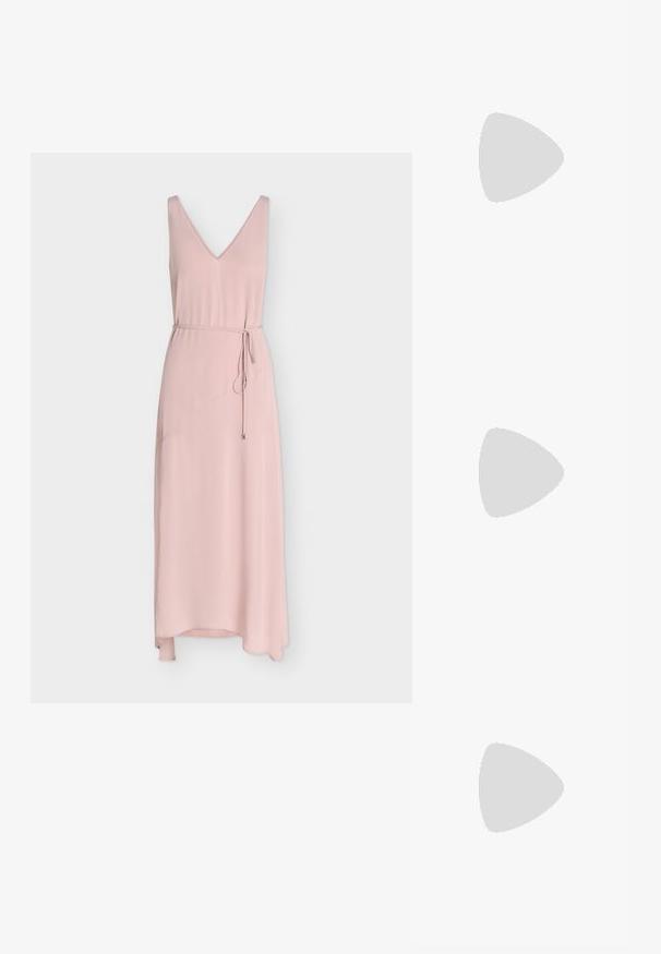 Robe midi rose blush sans manches avec encolure en V et fine ceinture nouée à la taille, avec un ourlet légèrement asymétrique.; Sandale à talon haut beige avec un bout carré, une fine bride de cheville et un talon carré. Texture en cuir lisse avec un détail de boucle dorée.; Petit sac à main couleur crème avec une forme incurvée et une poignée en chaîne torsadée ton or, fermeture éclair sur le dessus; Paire de boucles d'oreilles créoles en bouclettes dorées brillantes sur fond blanc uni, présentant un design torsadé entrelacé.