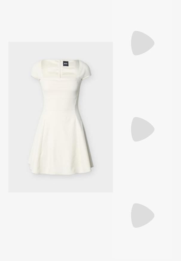 Robe blanche à manches courtes avec encolure carrée, taille cintrée, jupe évasée et fermeture éclair au dos, étiquette BOSS à l'intérieur du col.; Chaussure à talon haut en cuir noir avec bout arrondi et bride de cheville réglable avec boucle dorée sur fond uni clair.; Sac à main rectangulaire de couleur crème avec une seule sangle et une fermeture éclair sur le dessus, comportant une petite plaque de logo embossé à l'avant.; Boucles d'oreilles allongées en ton argenté avec un design incurvé, ornées d'une rangée de cristal clair le long des bords extérieurs pour plus d'éclat.