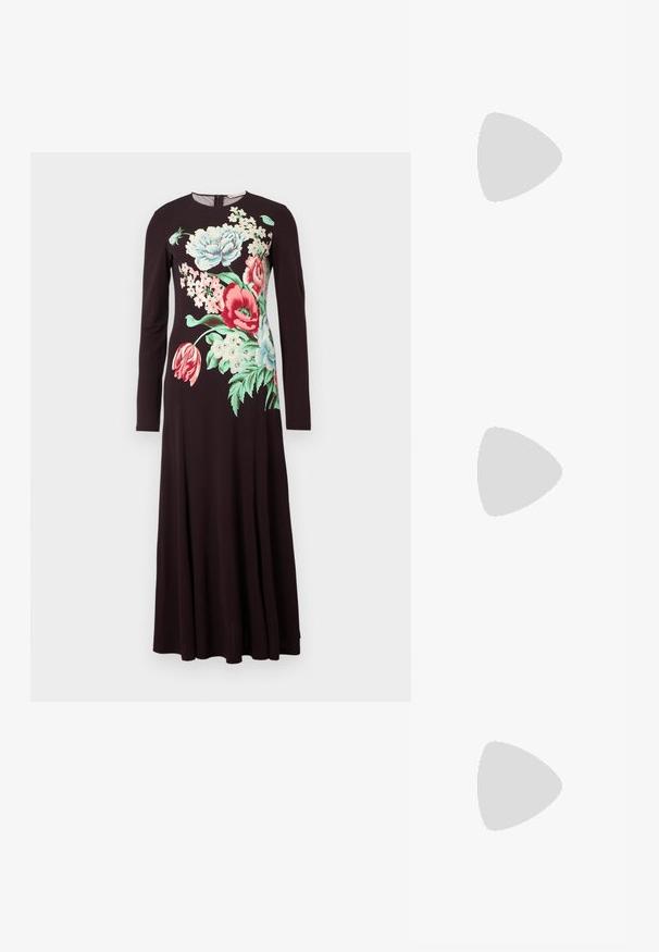 Robe noire à manches longues avec un grand imprimé floral coloré sur le devant, présentant des fleurs et des feuilles rouges, blanches, roses et vertes.; Sandale à talon haut argentée avec trois fines brides et un bout ouvert, vue de côté sur un fond blanc uni.; Petit sac poignet en daim marron doux avec cadre en métal argenté et boules rondes marron de fermeture sur fond clair uni.; Boucles d'oreilles en résine transparente en forme de coquillage avec de petits accents dorés et trois breloques translucides en forme de goutte pendantes sur chaque boucle d'oreille.
