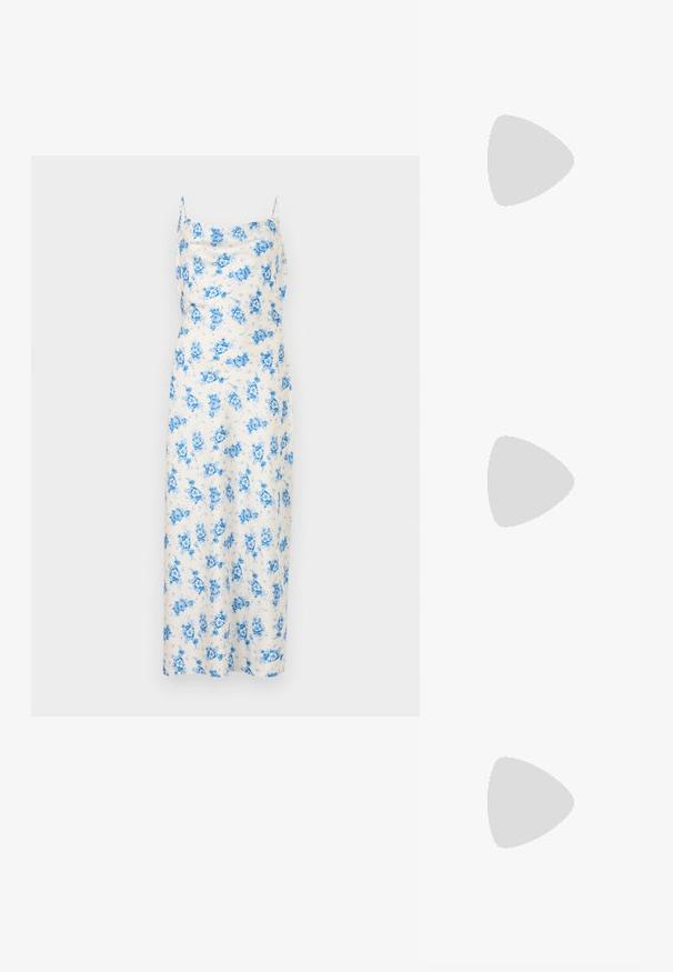 Robe midi blanche sans manches avec imprimé floral bleu et fines bretelles, présentant un décolleté droit.; Sandale plate noire avec fines lanières, une boucle pour les orteils et une boucle de cheville ajustable sur un fond gris clair.; Sac tissé marron et jaune, de forme rectangulaire, avec deux poignées, et une finition texturée avec des coutures visibles et une étiquette de marque.; Boucles d'oreilles en clip argentées avec un design en spirale, présentant une texture métallique lisse et des formes arrondies. Pas d'embellissements ou de motifs visibles.