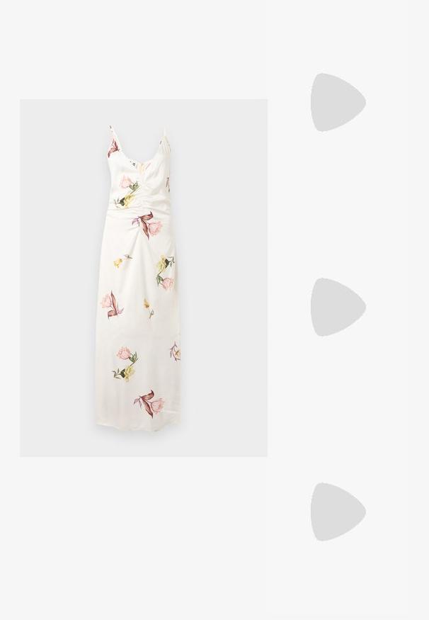 Hvid ærmeløs maxikjole med tynde stropper, rynket front og spredte lyserøde, gule og grønne blomsterprintmønstre.; Beige lav kilehæl slingback sko med spids tå og glat mat finish, vist i sideprofil på hvid baggrund.; Plisseret beige læderclutch med en sølvmetalramme, der har to runde dekorative låse og en sølvkædetrasporte.; Chunky guld hoop øreringe med et let snoet, rørformet design og postsystem bagpå, på en hvid baggrund.