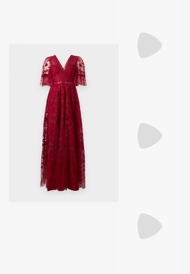 Longue robe rouge en dentelle avec un décolleté en V profond, des manches flottantes transparentes et des couches superposées. Présente des motifs floraux complexes et de délicats accents de bordure.; Sandale à talon haut noire avec une bride étroite à la cheville, bout carré, cuir lisse et accent de boucle métallique.; Petit sac pochette rouge orné de perles, avec fermoir argenté et chaîne sur un fond blanc uni.; Boucles d'oreilles créoles ondulées abstraites en ton argent avec une surface lisse et réfléchissante et des formes organiques irrégulières.