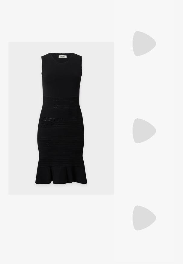 Robe noire sans manches longueur genou avec corsage ajusté, rayures horizontales texturées sur la jupe et détail évasé à l'ourlet.; Escarpins en cuir noir avec une pointe fine, une bride ajustable et un talon aiguille élégant, présentant une finition lisse.; Sac à épaule en cuir verni noir avec détail de boucle argentée et bandoulière en chaîne argentée, présenté sur un fond uni clair.; Boucles d'oreilles en or en forme de d'anneaux lisses et courbés avec une finition polie. Équipées d'un mécanisme de fermeture et de légères indentations pour le détail.
