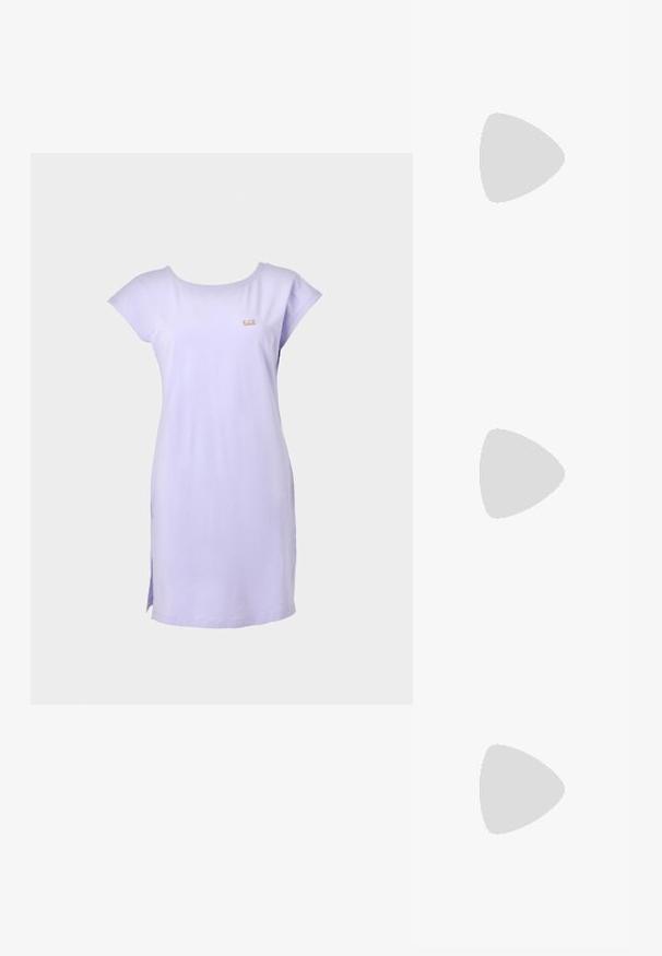 Λιλά κοντομάνικο casual φόρεμα με στρογγυλή λαιμόκοψη και μικρό λογότυπο στο επάνω αριστερό μέρος του στήθους.; Μαύρο δερμάτινο μπαλαρίνι με στρογγυλή μύτη, λεία υφή, ελάχιστες λεπτομέρειες ραφής και σχεδίαση ευέλικτης σόλας.; Μαύρο δερμάτινο τσαντάκι χειρός με ασημένιο φερμουάρ και κοντή λαβή, με ανάγλυφο λογότυπο Emporio Armani Milano 1981 στο μπροστινό μέρος.; Ασημί μεταλλικά σκουλαρίκια σε σχήμα ορθογωνίου με ελαφρώς στρογγυλεμένες άκρες, διαθέτοντας λεία υφή και απλό, μινιμαλιστικό σχέδιο.