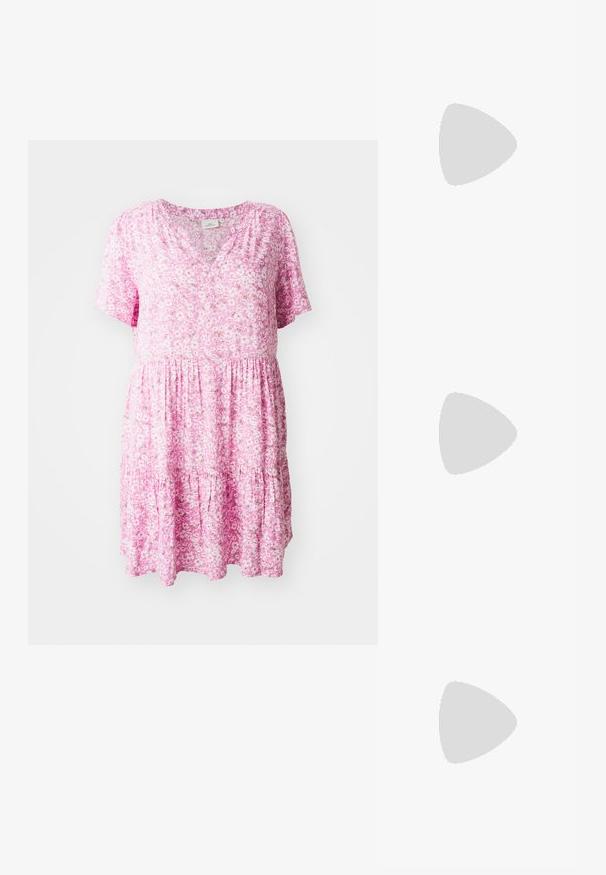 Rosa blomsterkjole med korte ærmer, V-hals og lagdelt design. Fremstillet af letvægtsstof, har små hvide og grønne blomster mønstre.; Alberta Ferretti EVENING BOW - Plateaupumps - blue; Kremfarvet stoftaske med hvidt blomsterhæklet mønster og en enkelt tynd skulderrem på ensfarvet baggrund.; Sølv hoop ørestik med en poleret overflade, prydet med små guld accenter og en rund form, båret på øreflippen.
