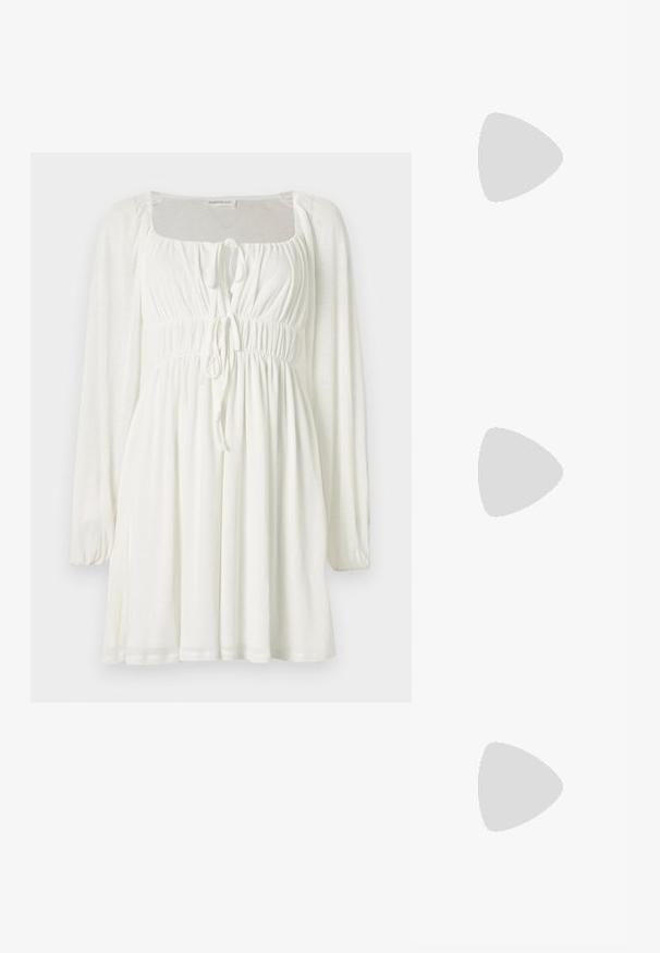Robe mini blanche à manches longues avec encolure carrée, bustier et taille froncés, et deux liens à l'avant pour ajustement.; Escarpins noirs à plateforme avec un bout pointu et une sangle réglable à la cheville. Conçus en cuir lisse, avec un large talon bloc.; Petit sac à main noir brillant avec deux longues anses et des détails à cordon sur les côtés sur un fond clair uni.; Paire de boucles d'oreilles en forme d'anneau spirale en argent avec un design lisse et arrondi sur fond blanc uni.