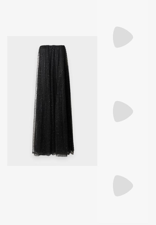 Jupe longue noire transparente avec un motif en grille de petites croix brodées, froncée à la taille, suspendue sur un fond blanc.; Sandale pour femme en cuir noir avec fines lanières, une boucle d'orteil, une boucle à la cheville et un talon aiguille de hauteur moyenne sur un fond neutre.; Sac à main en cuir noir avec un design plissé, une sangle unique, un cadre métallique argenté et deux grandes fermoirs ronds en argent.; Paire de boucles d'oreilles en métal argenté en forme de lettre M angulaire avec des tiges arrondies sur fond blanc.