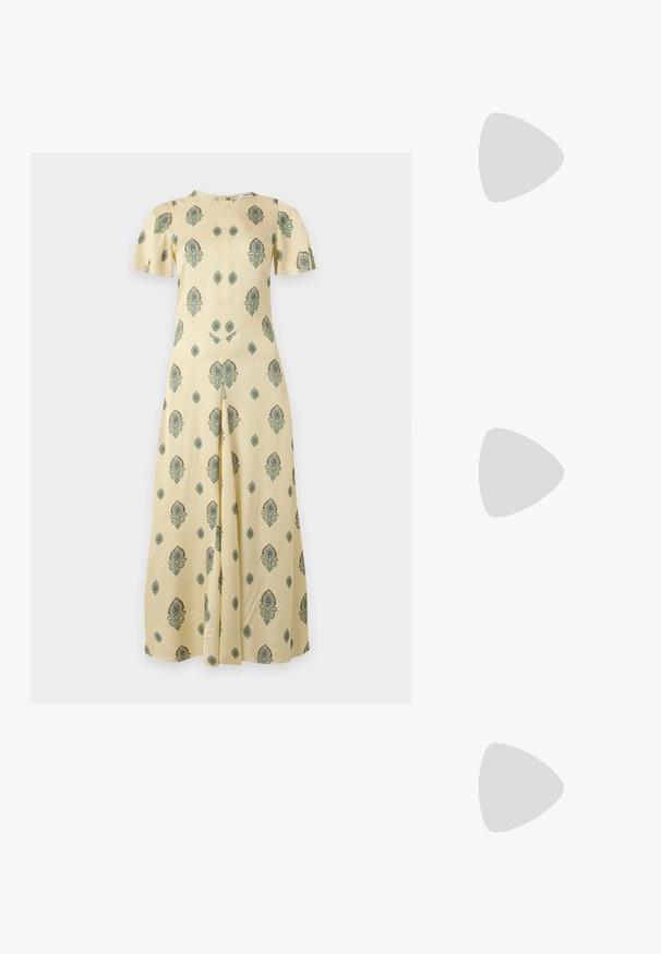 Vaaleankeltainen lattiaan ulottuva mekko, jossa on lyhyet hihat ja sininen paisley-kuvio tasaisesti koko kankaalla.; Ruskea matala mokkanahkainen naisten kenkä, jossa on terävä kärki ja suuri koristeellinen solki päällä yksiväristä taustaa vasten.; Pieni oranssi kudottu käsilaukku, jossa hopeinen metallikehys, pyöreä lukko ja hopeinen ketjuhihna valkoisella taustalla.; Epäsymmetriset korvakorut simpukkariipuksilla, kultaisen sävyiset korvakorut helmikärjillä ja pienillä selkeillä kivillä kunkin simpukan päällä.