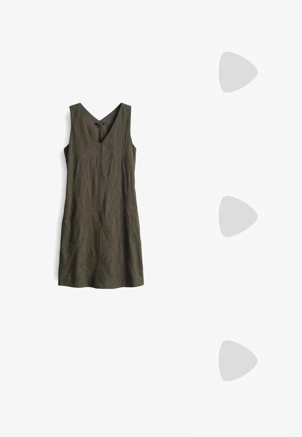 Mouwloze jurk in olijfgroen met een V-hals, voorzien van een gestructureerd bladerenpatroon. A-lijn silhouet en lichtgewicht stof.; Beige stoffen slingback sleehak sandaal met open teen, enkelriem met gesp en hak met gevlochten touwtextuur.; Opgevouwen stof met groene palmbladerenprint en olijfgroene rand met witte handgeschreven tekst "Bogue".; Beige geweven draagtas met twee handvatten en "VANESSA BRUNO" in het zwart gedrukt op een solide geweven paneel in het midden.