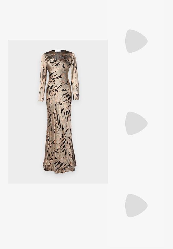 Vestido ajustado de manga larga en una suave tela similar a la satén, con un patrón abstracto en tonos beige y marrón y un dobladillo acampanado. Diseñado con un escote redondo.; Sándal de tacón de cuero negro con punta cuadrada, correa en el tobillo con hebilla dorada y un tacón metálico esbelto. Textura suave, diseño minimalista.; Bolso de mano metálico dorado con un diseño de sobre, textura suave y una correa de cadena. Presenta un logo distintivo en la parte frontal.; Pendientes colgantes en tono dorado con colgantes alargados y suaves en forma de lágrima, colgando de cierres de aros pequeños sobre un fondo blanco.