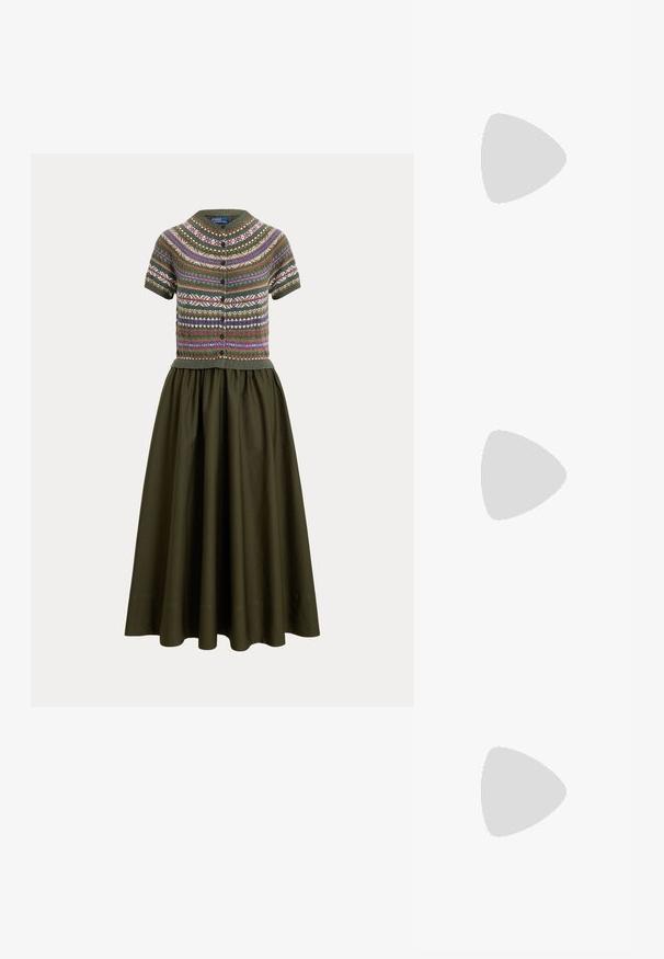 Cardigan à manches courtes boutonné avec des motifs géométriques multicolores, associé à une longue jupe unie couleur olive foncé.; Chaussure plate en cuir marron à bout pointu avec un petit talon bloc et une finition lisse, vue de côté sur fond blanc.; Lunettes de soleil œil de chat en écaille avec verres verts et détails dorés sur les branches, posées sur fond blanc.; Boucles d'oreilles créoles en or, chacune ornée d'une seule perle blanche suspendue et d'un petit détail en strass sur un fond clair.