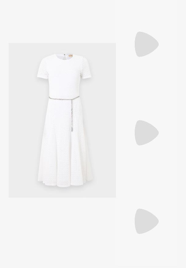 Robe midi blanche à manches courtes en tissu texturé avec une fine ceinture chaîne argentée portée lâchement à la taille.; Sandale à talon haut noire avec une bride étroite à la cheville, bout carré, cuir lisse et accent de boucle métallique.; Sac à bandoulière en cuir noir Michael Kors avec fermeture éclair supérieure, poche avant zippée en diagonale, poche à rabat avec bouton-pression et détail en chaîne argentée.; Paire de boucles d'oreilles en métal argenté en forme de lettre M angulaire avec des tiges arrondies sur fond blanc.