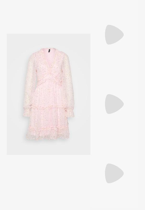 Pink blomstret kjole med lange gennemsigtige ærmer, v-udskæring, flæse detaljer og lagdelt skørt. Lavet af letvægts, tætsiddende stof.; Koi Footwear TIRA RUFFLE MARY JANES PORCELAIN DELIGHTS EDITION - Plateaupumps - white; Lyserødt stofsløjfe med to lange haler og en lille guldkron charm i midten, vist på en ensfarvet lys baggrund.; Lyserød hjerteformet lædermøntpose med håndledsrem og guldlås, mærket med lille gyldent "Furla"-tekst.