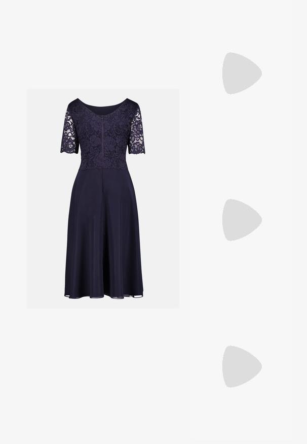 Marineblaues knielanges Kleid mit floraler Spitzenoberseite, halblangen Ärmeln, Rundhalsausschnitt und fließendem einfarbigem Rock.; Silberner High-Heel-Mule mit spitz zulaufender Spitze, glitzerndem breitem Riemen über den Zehen und dünnem Riemen über dem Fuß, auf weißem Hintergrund.; Metallisch silberne Clutch mit einem Umschlagdesign, verziert mit einem strukturierten Muster und ausgestattet mit einem abnehmbaren Kettenriemen.; Silberne Metall-Hoops Ohrringe mit einer glatten, glänzenden Oberfläche und einer gewölbten Mondform, die ein minimalistisches Design aufweisen und keine sichtbaren Muster haben.