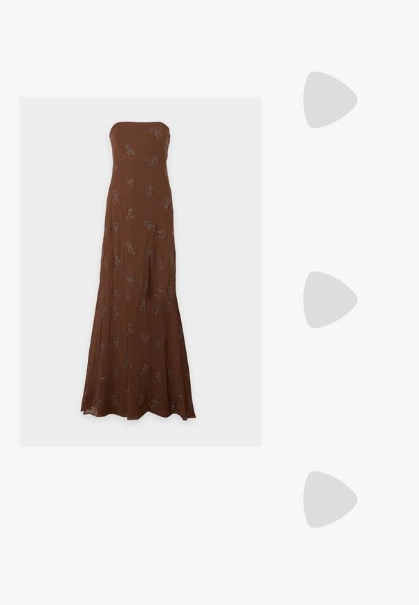 Robe maxi marron sans bretelles avec un motif subtilement texturé et de petits motifs floraux brodés dispersés.; Pompe à talons hauts en suède noir avec un bout pointu, dotée d'un talon bloc noir brillant et d'une doublure intérieure lisse.; Petite pochette avec motif géométrique doré et noir, cadre en métal doré, fermeture à boule noire et une courte chaîne dorée.; Boucles d'oreilles dorées au design de feuille torsadée, ornées de petits pierres scintillantes, et maintenues par un fermoir à tige.