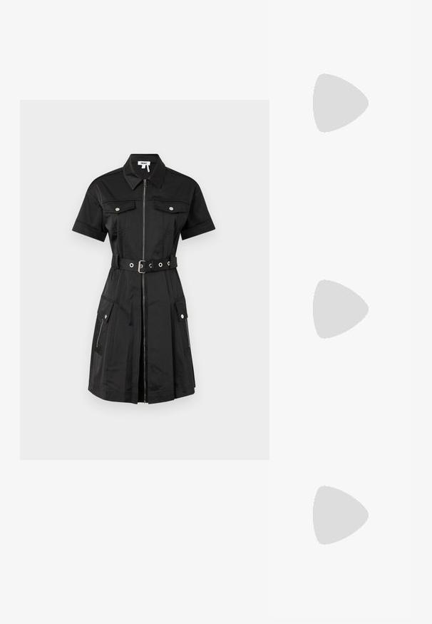 Schwarzes Kleid mit kurzen Ärmeln, Reißverschluss vorne, zwei Brusttaschen und seitlichen Taschen. Es hat eine taillierte Silhouette mit silbernen Hardware-Elementen.; Schwarze Lederstiefel bis zur Wade mit Blockabsatz und dekorativem Riemen mit silberner Schnalle auf hellem, einfarbigem Hintergrund.; Schwarze Leder-Umhängetasche mit dreieckiger Form, geprägt mit Logo und einem einzigen verstellbaren Riemen. Minimalistisches Design mit glatter Textur.; Silberne Creolen mit glänzender Oberfläche und DKNY-Logo, vor einem schlichten weißen Hintergrund präsentiert.