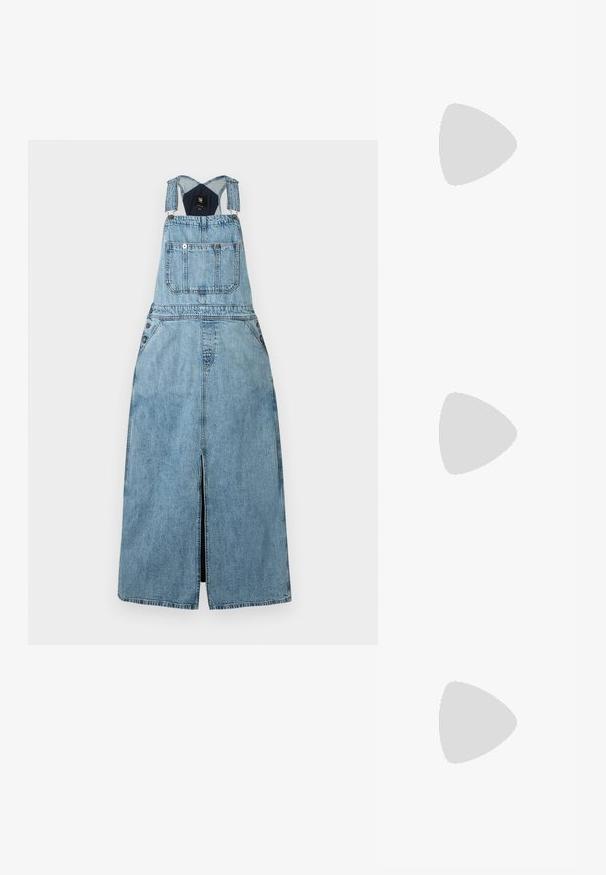 Lyseblå denim ærmeløs kjole med frontlomme, justerbare stropper og frontslids ned midt på.; Sorte læder flade sko med spids tå, samling detaljer omkring åbningen, og en sølv spænde accent på den justerbare rem.; Sorte solbriller med en slank rektangulær ramme og blå linser. Har en glat overflade og robuste stænger. Mærkets logo på siden.; Sort læderhåndtaske med et opsamlet design og sløjfedetalje foran. Har en kort hank og sølvfarvede hardware-accenter.