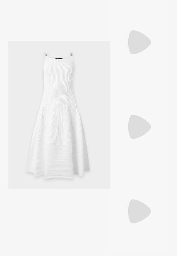 Robe blanche sans manches en maille côtelée avec jupe évasée et encolure carrée sur des clips sur fond uni.; Sandale pour femme en cuir noir avec fines lanières, une boucle d'orteil, une boucle à la cheville et un talon aiguille de hauteur moyenne sur un fond neutre.; Pochette couleur crème en matière douce, dotée d'un fermoir doré et d'une bandoulière chaîne, avec un design froncé sur le corps.; Boucles d'oreilles pendantes en ton or avec des perles fantaisie en forme de larme, entourées de petits cristaux clairs et d'ornements en cristal en forme de feuille.
