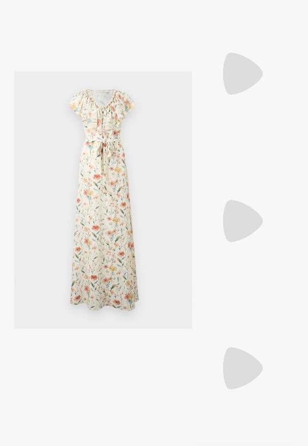Robe longue crème à fleurs avec manches courtes, encolure à volants et ceinture nouée à la taille, avec des fleurs roses, orange et jaunes et des feuilles vertes.; Mule pour femme en cuir beige avec bout pointu, dessus froncé, lien de serrage et petit talon kitten, sur fond blanc.; Pochette en cuir beige plissé avec un cadre en métal argenté, dotée de deux fermoirs ronds décoratifs et d'une chaîne en argent.; Boucles d'oreilles en or avec quatre pierres précieuses rondes transparentes de tailles décroissantes et une perle blanche pendante sur chaque boucle sur fond blanc.